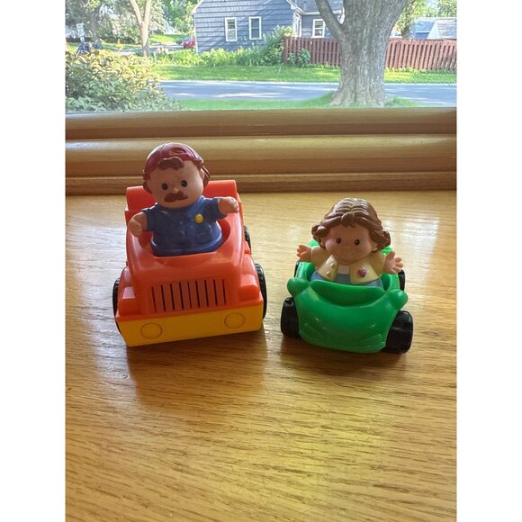 Fisher Price Little People Tow Truck & Green Car Play Set With Two Figures - Picture 1 of 8